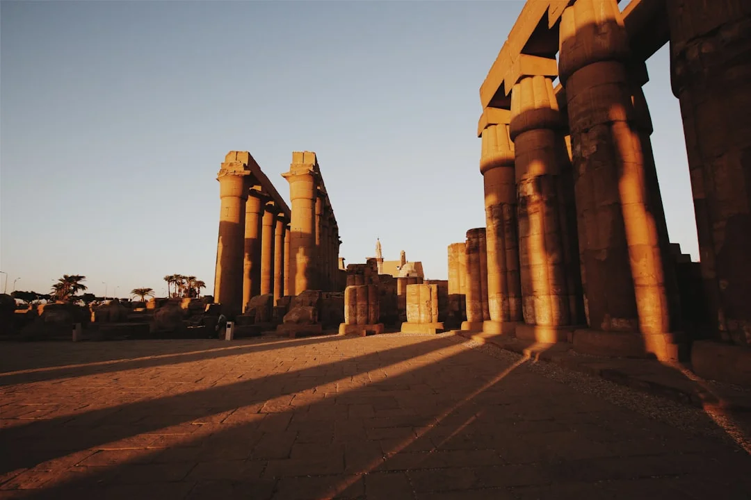 Vue aérienne du temple de Karnak au lever du soleil, projetant de longues ombres sur la grande salle hypostyle de Louxor.