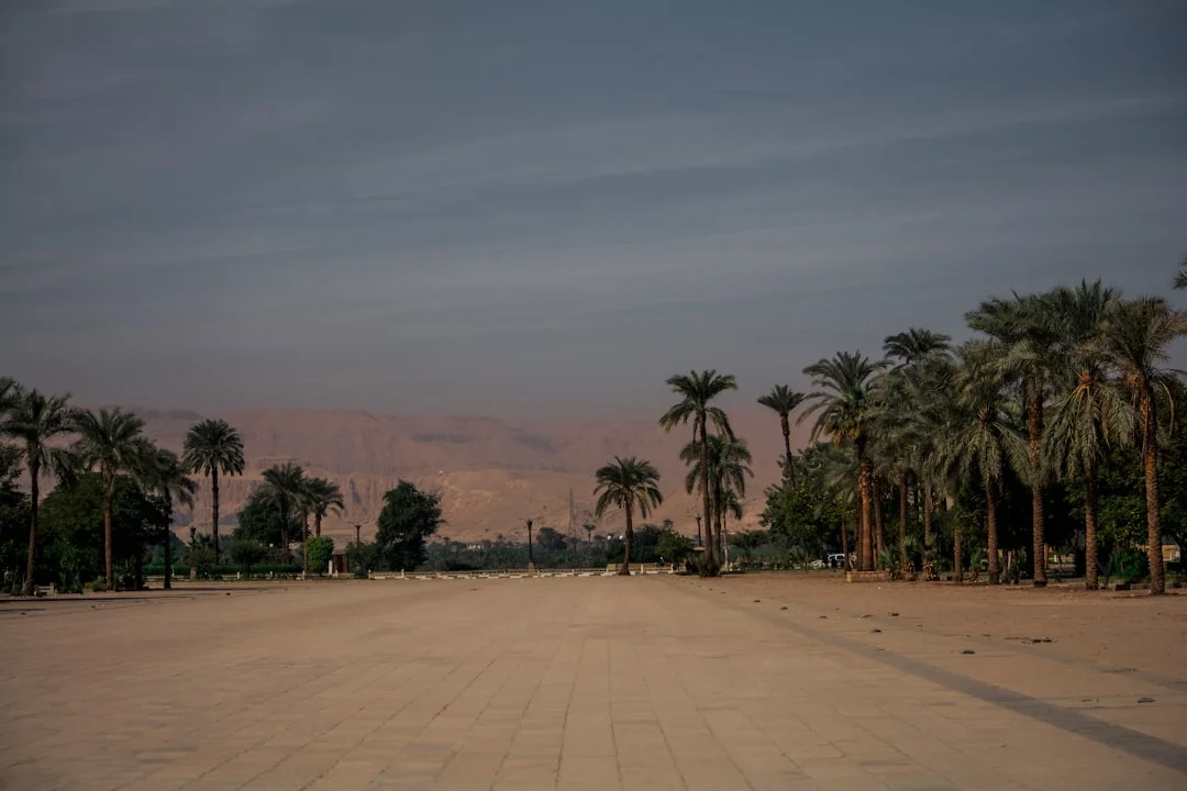 Route désertique aux abords de Safaga, avec des montagnes sur la route de Qena et Louxor