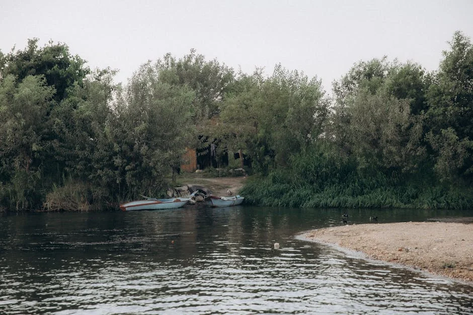 Ein Skateboarder drückt ein Rail im Sliders Cable Park in El Gouna, während Zuschauer am Ufer zusehen.