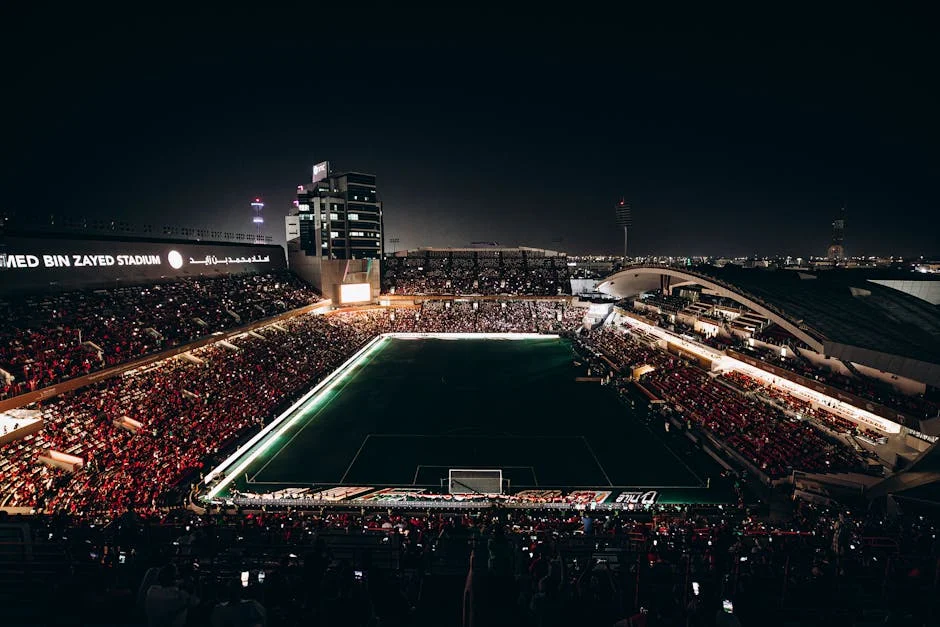 Luftaufnahme der türkisfarbenen Kite-Lagune von Soma Bay mit Kitesurfern, die im stetigen schräg auflandigen Wind ihre Bahnen ziehen.