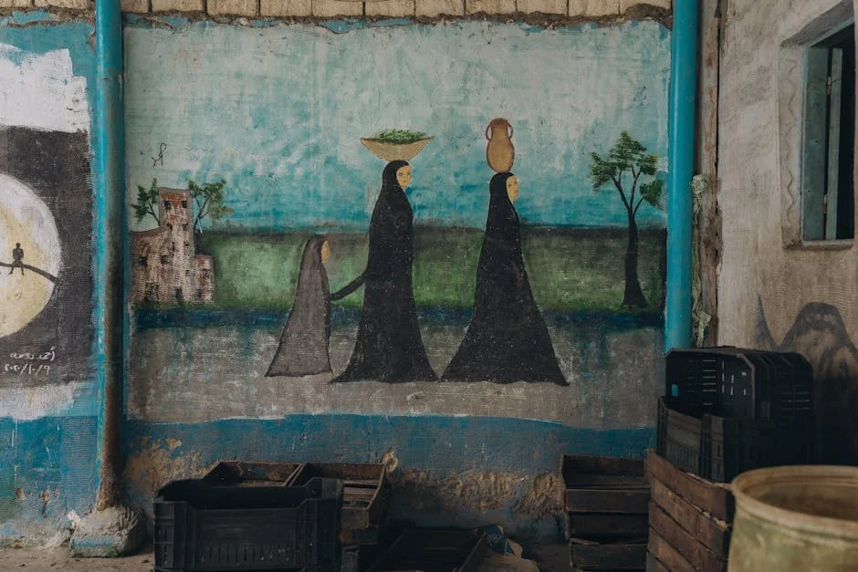 غواصون يسبحون على طول جدار مرجاني في محمية رأس محمد الوطنية مع أسراب من الأسماك