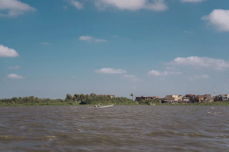 متزلجو الأمواج الشراعية يتزلجون عبر بحيرة ضحلة في الجونة مع جبال صحراوية خلفها