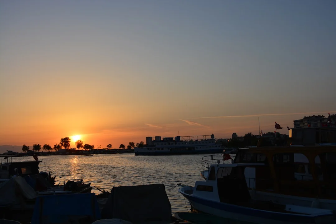 Familien besteigen bei Sonnenaufgang in Hurghada Marina Tagesboote bei ruhiger See und sanftem Licht.