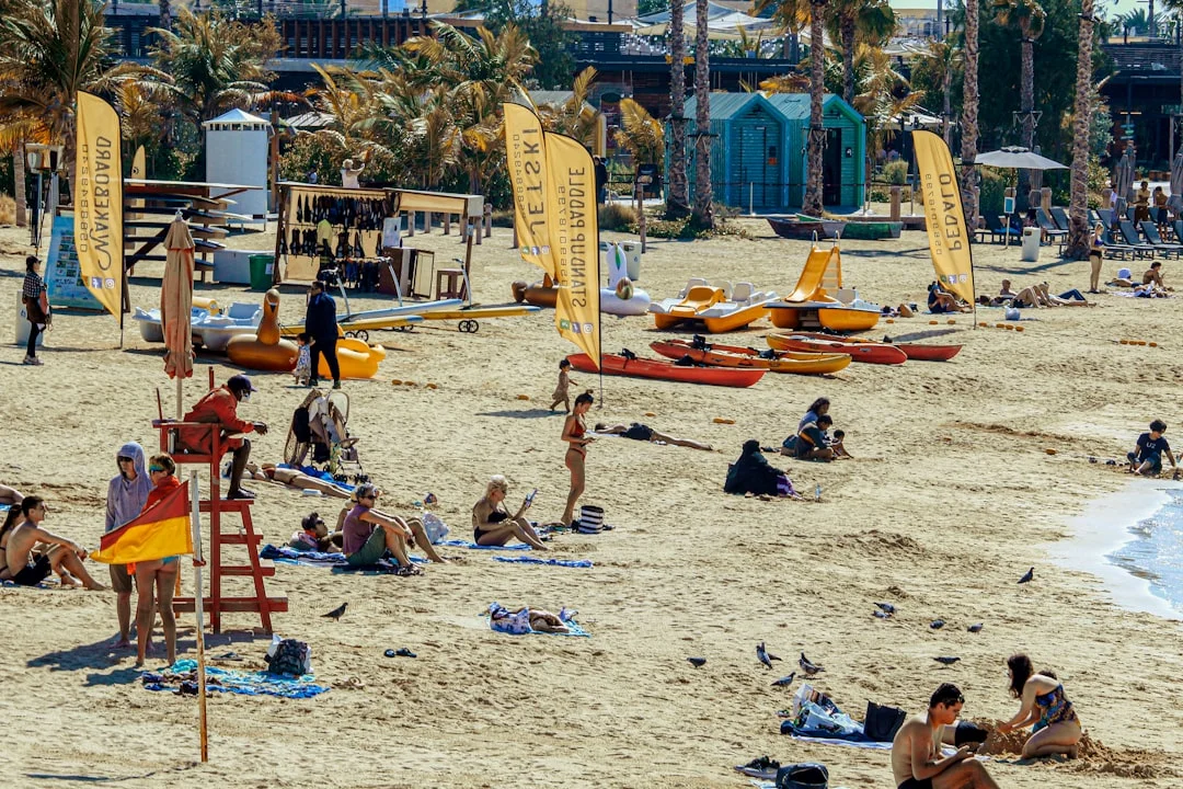 Chapeau à larges bords, lunettes de soleil polarisées, crème solaire respectueuse des récifs et bouteille réutilisable sur une serviette de plage d'Hurghada