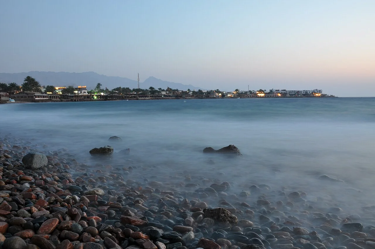 طابور تاكسي وسيارات أمام مطار الغردقة الدولي