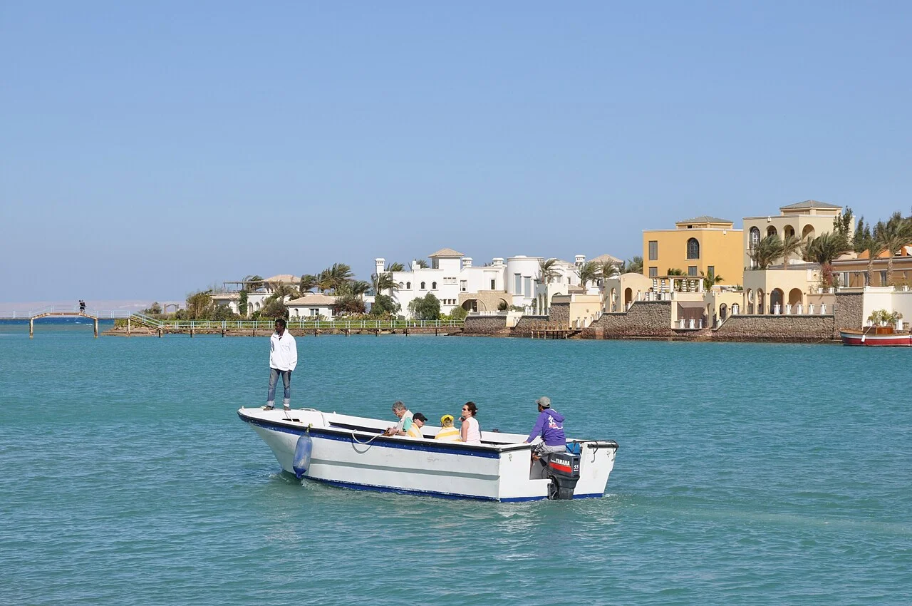 منطقة لاجون على الواجهة المائية في الجونة مع ممرات ومراكب