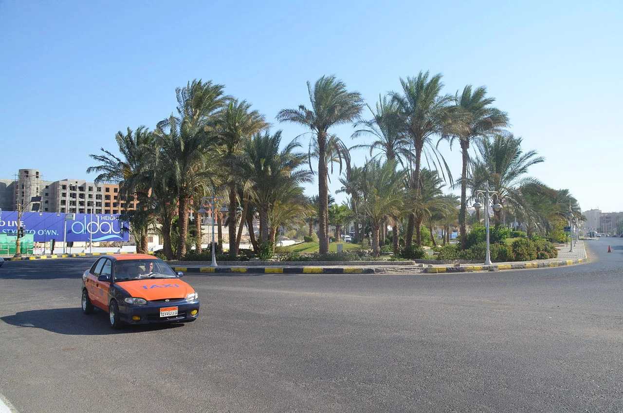 تاكسي شارع وركاب يتفاوضون على الأجرة في الغردقة