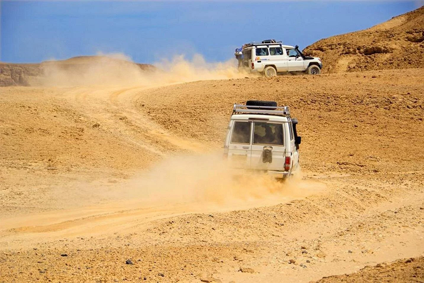 Hurghada: 6-Hour Sunset 4WD Desert Safari Tour
