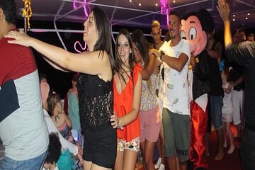 Yacht Cruise with Dinner & Oriental Show - Image 3