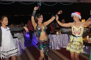 Luxury Yacht Dinner Cruise: Sharm El Sheikh Night Tour with Belly Dancing Show