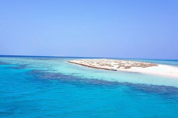6 Islands Tour with Dolphin Watching and Snorkelling - Image 1