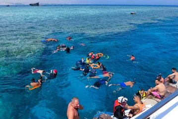 6 Islands Tour with Dolphin Watching and Snorkelling - Image 3