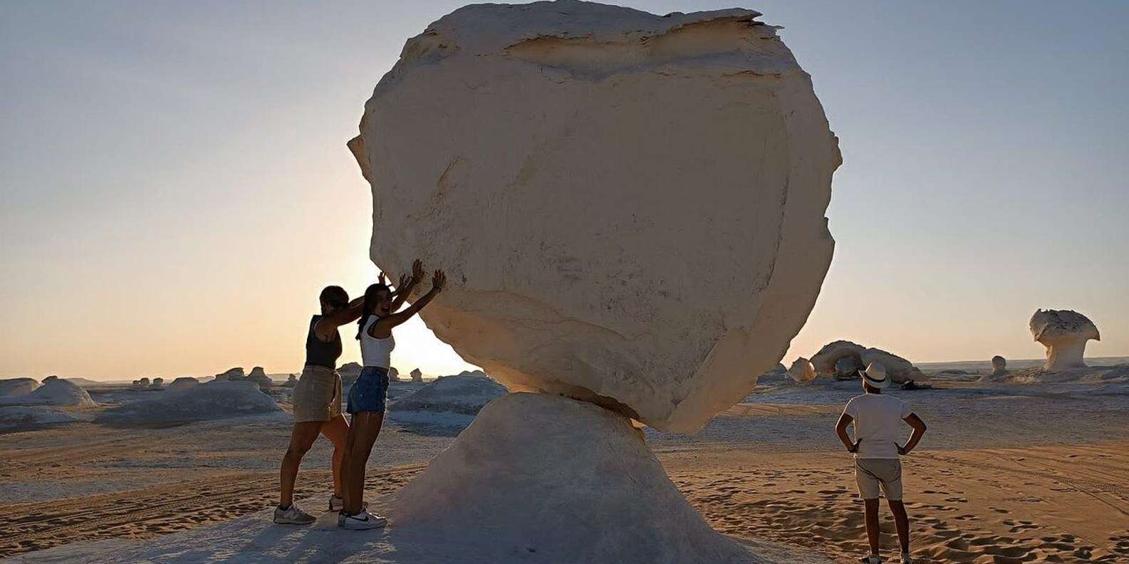 Cairo: Bahariya Oasis & White Desert Private Day